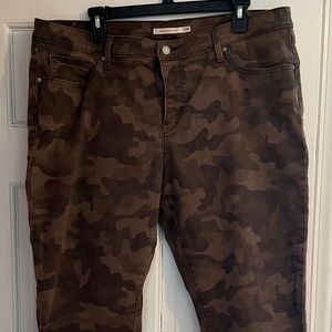 Camo Levi pants - 311 shaping skinny